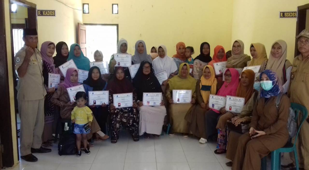 Dinas Kesehatan Propinsi Nusa Tenggara Barat Berikan Sertifikat Kepada Kader Posyandu Desa Soro